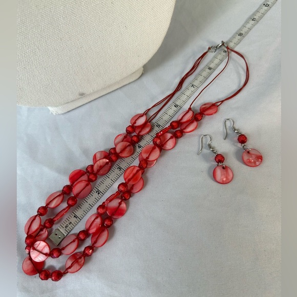 Double strand dyed shell necklace and earrings set - Picture 3 of 5